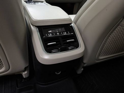 Used 2018 Volvo XC90 T6 Momentum w/ Convenience Package AWD/4WD image 32