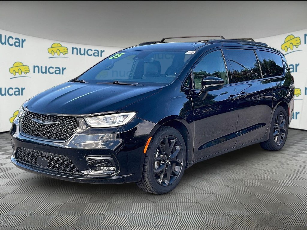 Used 2025 Chrysler Pacifica Limited FWD image 3
