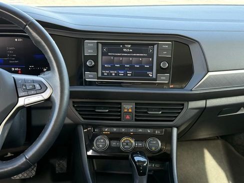 Used 2024 Volkswagen Jetta SE w/ Panoramic Sunroof Package image 18