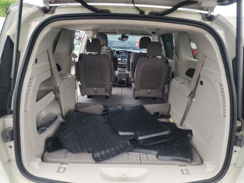 Used 2021 Chrysler Pacifica Touring image 6