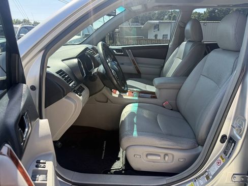 Used 2012 Toyota Highlander Limited w/ Tow Pkg FWD image 11