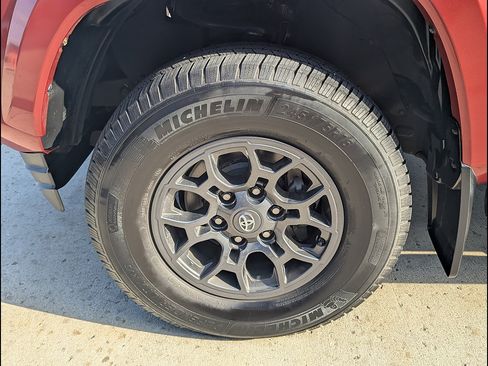 Used 2018 Toyota Tacoma SR5 AWD/4WD image 17