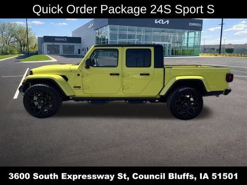 Used 2023 Jeep Gladiator Sport AWD/4WD image 8