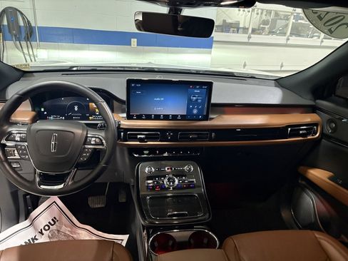 Used 2023 Lincoln Nautilus Reserve image 11