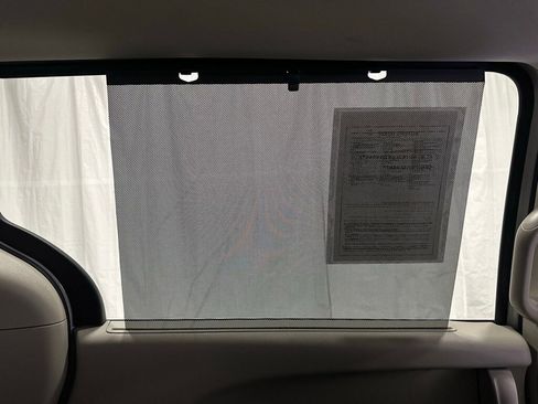 Used 2023 Chrysler Pacifica Touring-L image 41