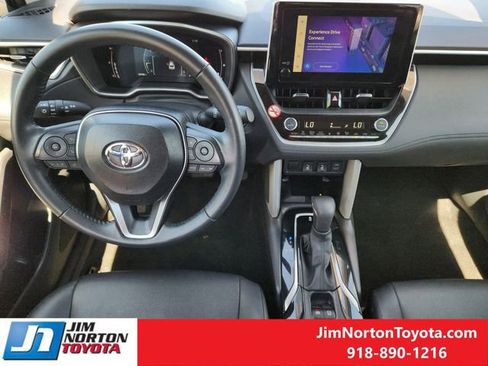Used 2025 Toyota Corolla Cross XLE image 28