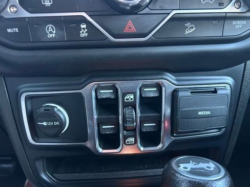 Used 2018 Jeep Wrangler Unlimited Sahara image 25