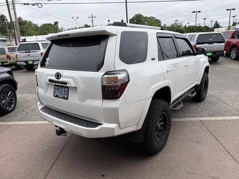 Used 2018 Toyota 4Runner SR5 AWD/4WD image 6