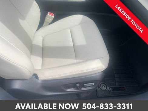 Used 2023 Toyota Crown Limited image 17