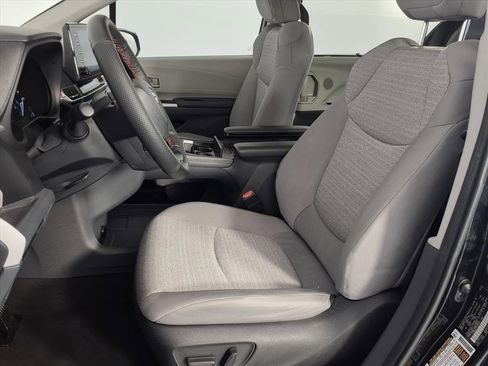 Used 2023 Toyota Sienna LE image 17