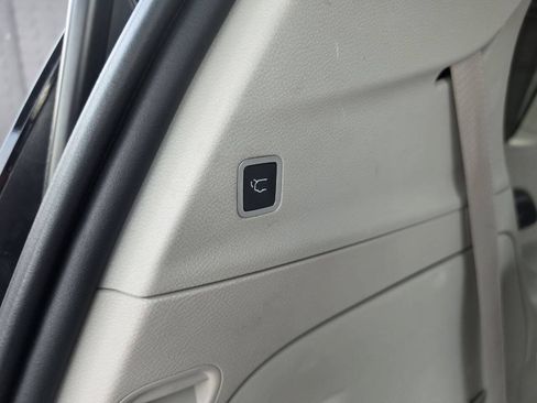 Used 2017 Chrysler Pacifica Limited w/ UConnect Theater Package FWD image 43