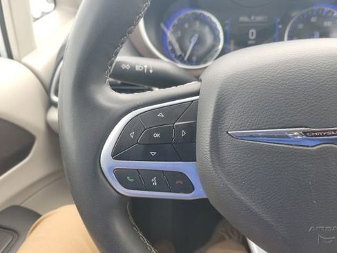 Used 2023 Chrysler Voyager LX image 14