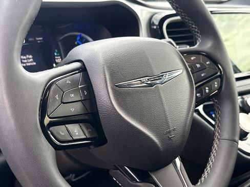 Used 2024 Chrysler Pacifica Limited FWD image 29