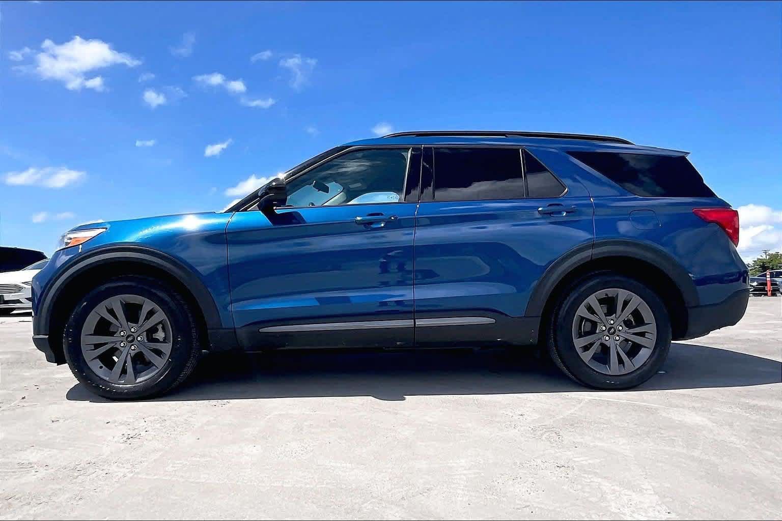 Used 2023 Ford Explorer XLT w/ Equipment Group 202A RWD image 3
