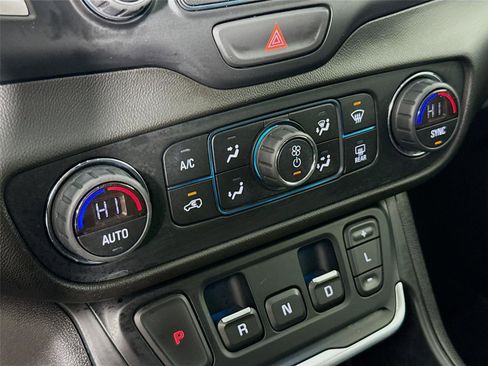 Used 2021 GMC Terrain SLE w/ Driver Convenience Package image 17