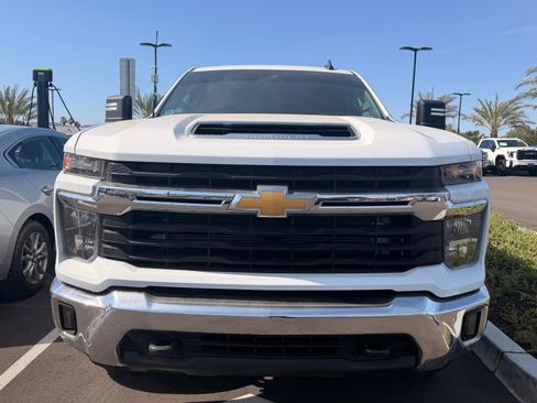Used 2024 Chevrolet Silverado 2500 LT AWD/4WD image 2