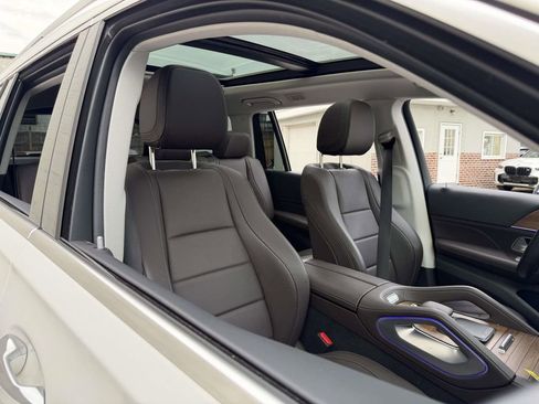Used 2023 Mercedes-Benz GLS 450 4MATIC image 8