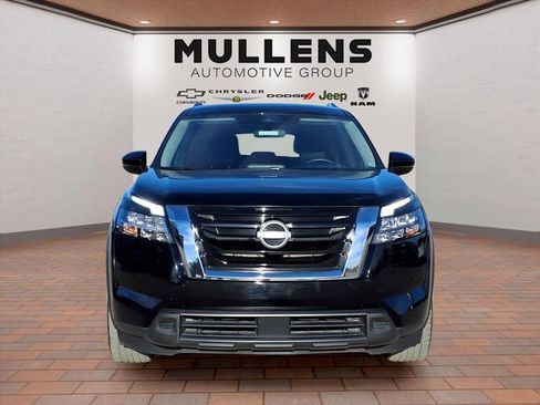 Used 2025 Nissan Pathfinder SV image 2