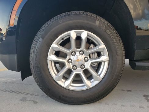 New 2026 Chevrolet Suburban LT image 6