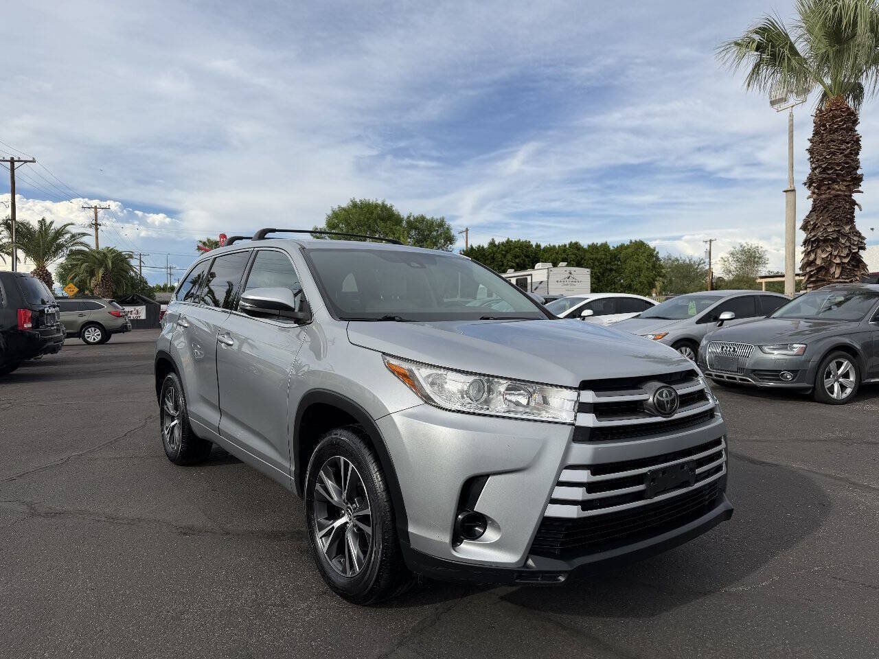 Used 2017 Toyota Highlander LE w/ Carpet Mat Package FWD image 1
