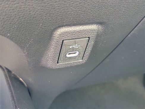 Used 2025 Toyota Corolla LE image 28