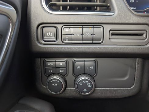 Used 2024 Chevrolet Suburban LT image 35