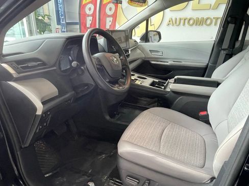 Used 2025 Toyota Sienna LE image 8