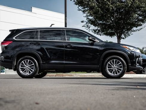 Used 2019 Toyota Highlander XLE AWD/4WD image 11