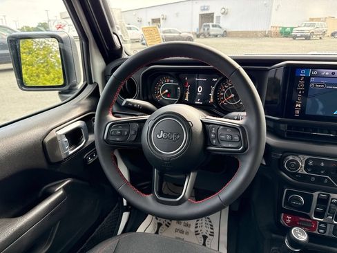 Used 2024 Jeep Gladiator Rubicon w/ Technology Group AWD/4WD image 14