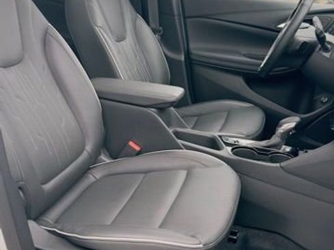 Used 2025 Buick Encore GX Avenir w/ Avenir Technology Package image 39