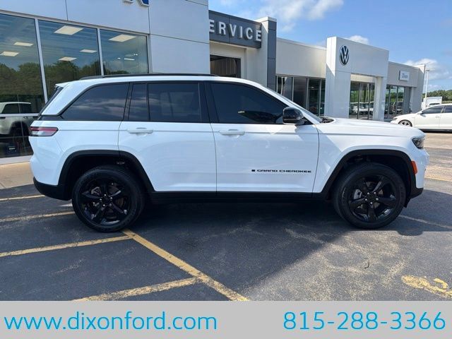 Used 2024 Jeep Grand Cherokee Altitude AWD/4WD image 9