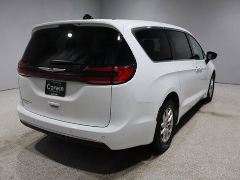 Certified 2024 Chrysler Pacifica Touring-L image 3