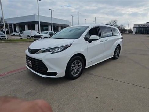 Used 2021 Toyota Sienna LE image 4