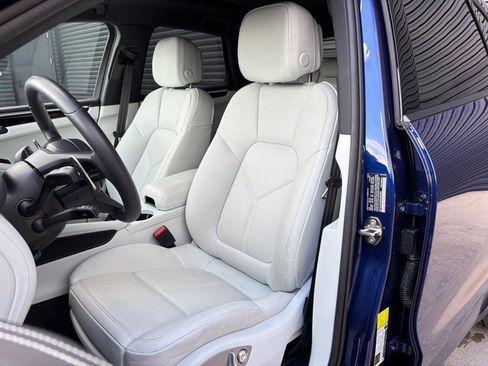 Certified 2025 Porsche Macan image 5