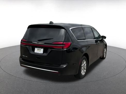 Used 2024 Chrysler Pacifica Touring-L image 11