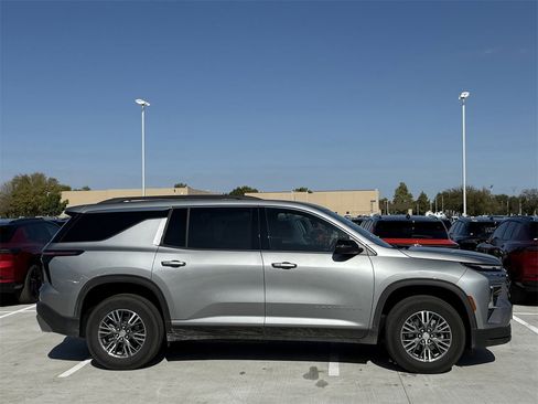 Used 2025 Chevrolet Traverse LT image 3