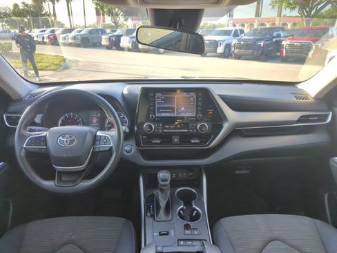 Used 2022 Toyota Highlander L FWD image 24