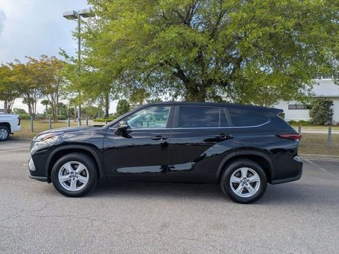 Certified 2025 Toyota Highlander LE FWD image 6