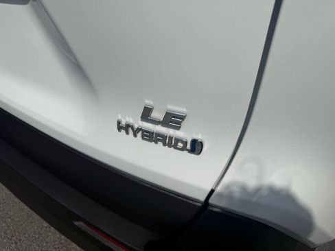 Used 2021 Toyota RAV4 LE AWD/4WD image 32