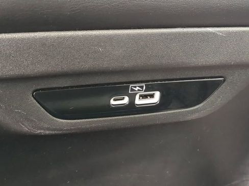 Used 2023 Chrysler Pacifica Touring-L image 18