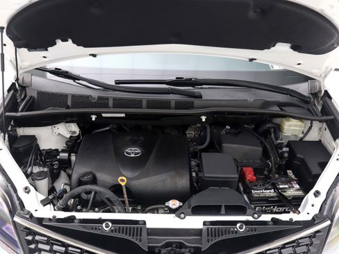 Used 2018 Toyota Sienna SE Premium w/ Carpet Mat Package image 40