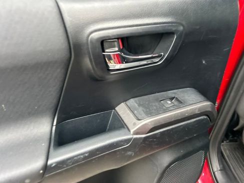 Used 2017 Toyota Tacoma TRD Off-Road image 34