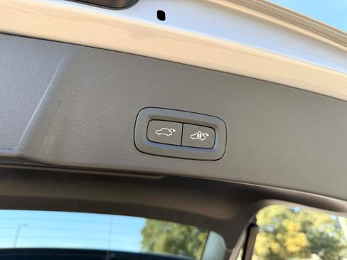 Certified 2025 Volvo XC40 B5 Plus image 27