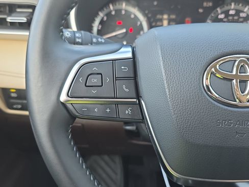 Used 2021 Toyota Highlander XLE AWD/4WD image 18