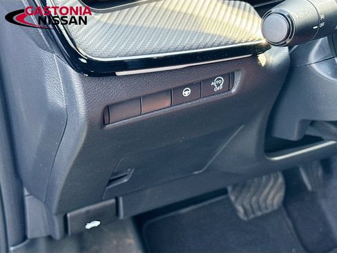 Used 2025 Nissan Kicks SR FWD image 13