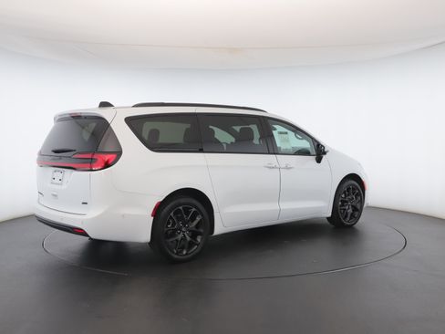 Used 2023 Chrysler Pacifica Touring-L w/ S Appearance Package image 26