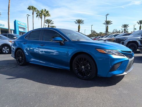 Used 2020 Toyota Camry SE image 2