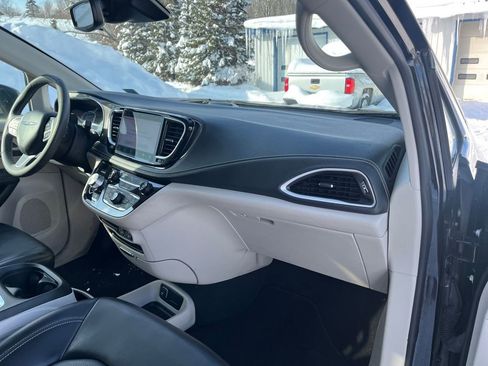 Used 2023 Chrysler Pacifica Touring-L image 29