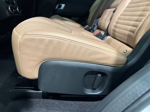 Used 2024 Land Rover Discovery Dynamic SE image 39