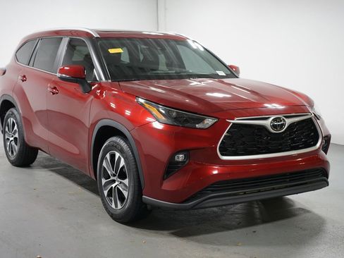 Certified 2023 Toyota Highlander XLE image 3